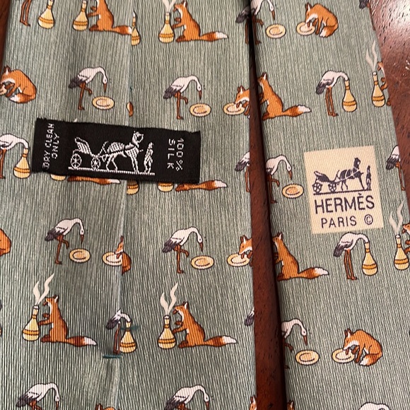 Hermès light green tie with fun fox and stalk motif - Picture 2 of 3